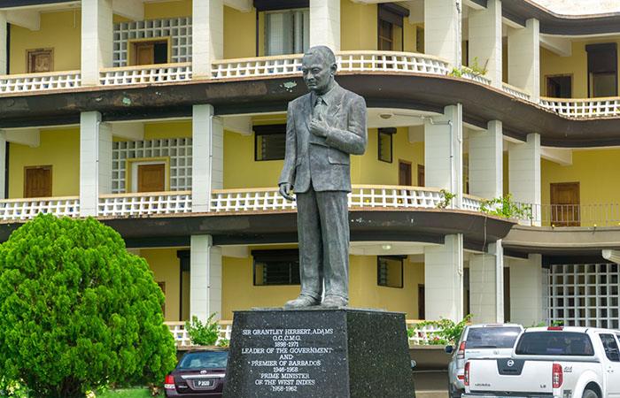 ESTÁTUA GRANTLEY ADAMS